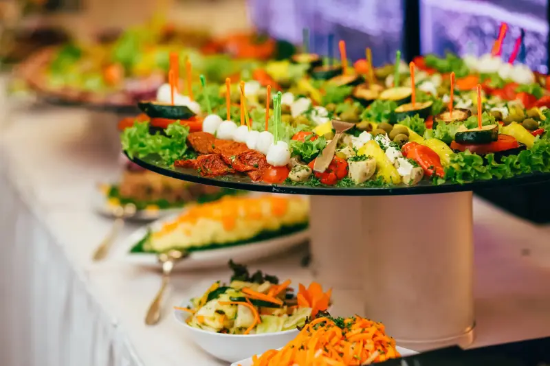 Buffet mit Antipasti-Etagere, Salaten und Platten