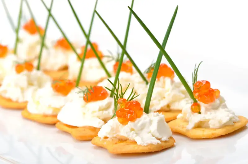 Canapés mit Frischkäse und Kaviar