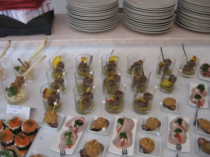 Vorspeisen in Gläsern und Häppchen am Buffet