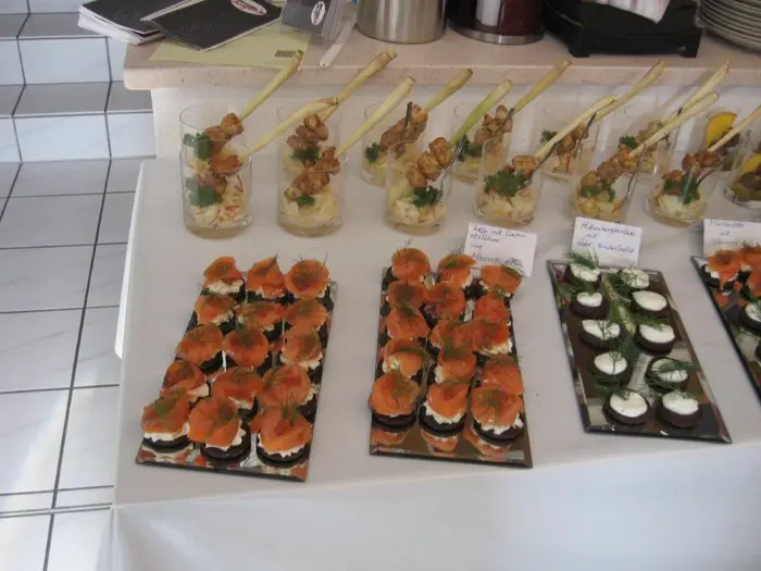 Lachs-Häppchen und Gurkenröllchen auf Schiefer