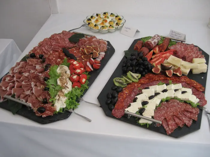 Schieferplatten mit Schinken, Salami und Käse